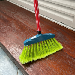 Vassoura Tipo Noviça com Cerdas Plumadas e Cabo Plastificado MM Acessórios