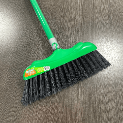 Vassoura de Pelo Sintético 30cm Brilhus Indicada para uso Interno