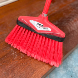 Vassoura Noviça Multiuso com cabo Vermelho Bettanin 9674C