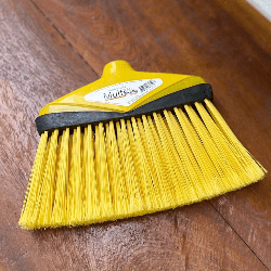 Vassoura Multiuso com Cabo de Alumínio Amarelo 9672C Super Pro Bettanin