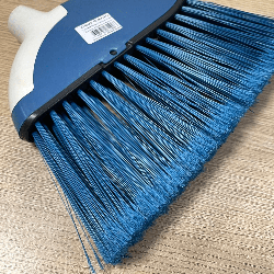 Vassoura Varre Canto Sem Cabo DSR Cerdas de Cores Variadas Indicada para Uso Interno