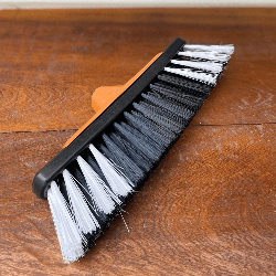 Vassoura de Pelo Sintética 30cm Brubalar Sem Cabo Indicada para Uso Interno