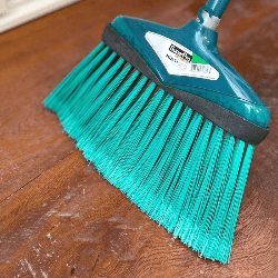 Vassoura Multiuso com Cabo Verde 9675C Super Pro Bettanin Indicada para Pisos Lisos