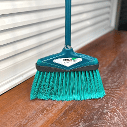 Vassoura Multiuso com Cabo Verde 9675C Super Pro Bettanin Indicada para Pisos Lisos