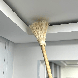 Vassoura Limpa Teto com Cabo de 1,80m DSR Indicada para Limpeza de Locais Altos e Tetos com Gesso