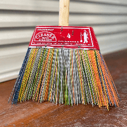 Vassoura de Nylon com Cabo de Madeira Cleaner N4 Indicada para Uso Externo