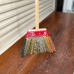 Vassoura de Nylon com Cabo de Madeira Cleaner N4 Indicada para Uso Externo