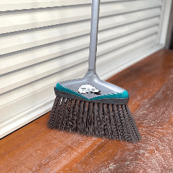 Vassoura Casa e Rua Multiuso Casa e Rua com Cabo 90001C Super Pro Bettanin Indicada para Uso Externo