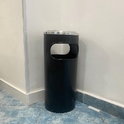 Cinzeiro Lixeira 22L Plástica Preta com Aro de Inox JSN