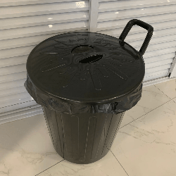 Lixeira com Tampa e Rodas 100L Preto Toyplast