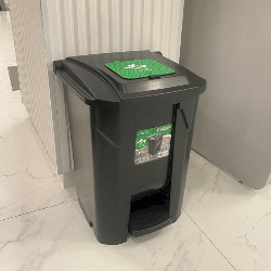 Lixeira 60L Preta com Pedal, Tampa Click e Roda Arqplast