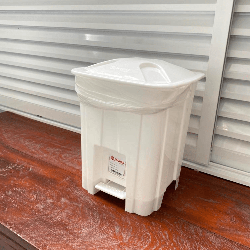 Lixeira 15L Branca Quadrada com Pedal e Tampa Jaguar